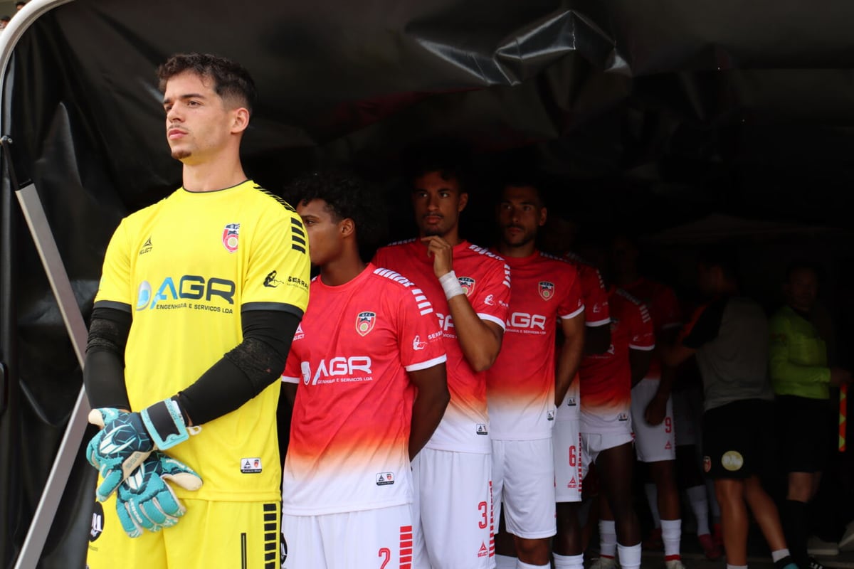 Jogadores do Guarda FC no túnel de acesso ao relvado com o equipamento da época 2026/27