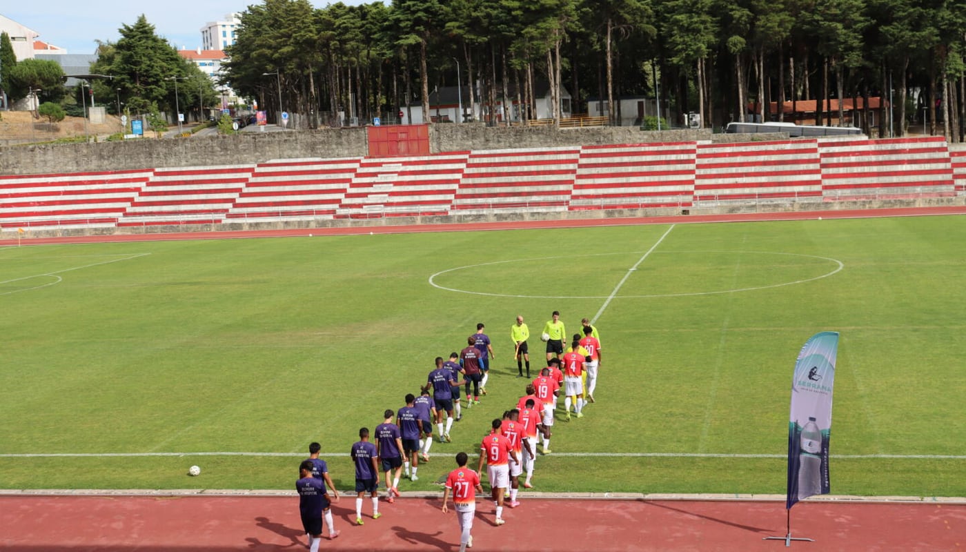 Estádio Municipal da Guarda em dia de jogo, com as equipas alinhadas no relvado
