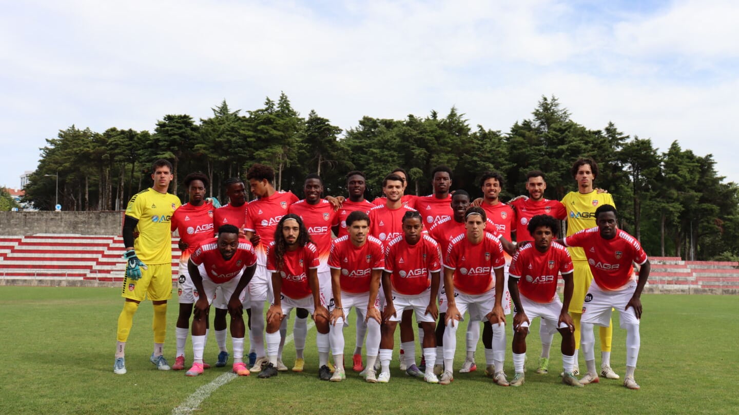 Plantel do Guarda Futebol Clube posado no relvado do Estádio Municipal da Guarda na apresentação da época 2026/27