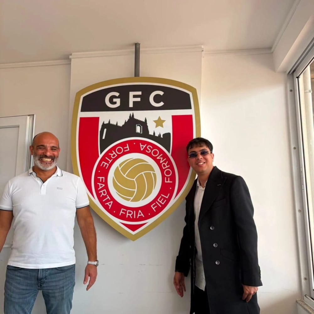 Jai Agarwal e Gabriel Caldeira Alves junto ao emblema do Guarda Futebol Clube